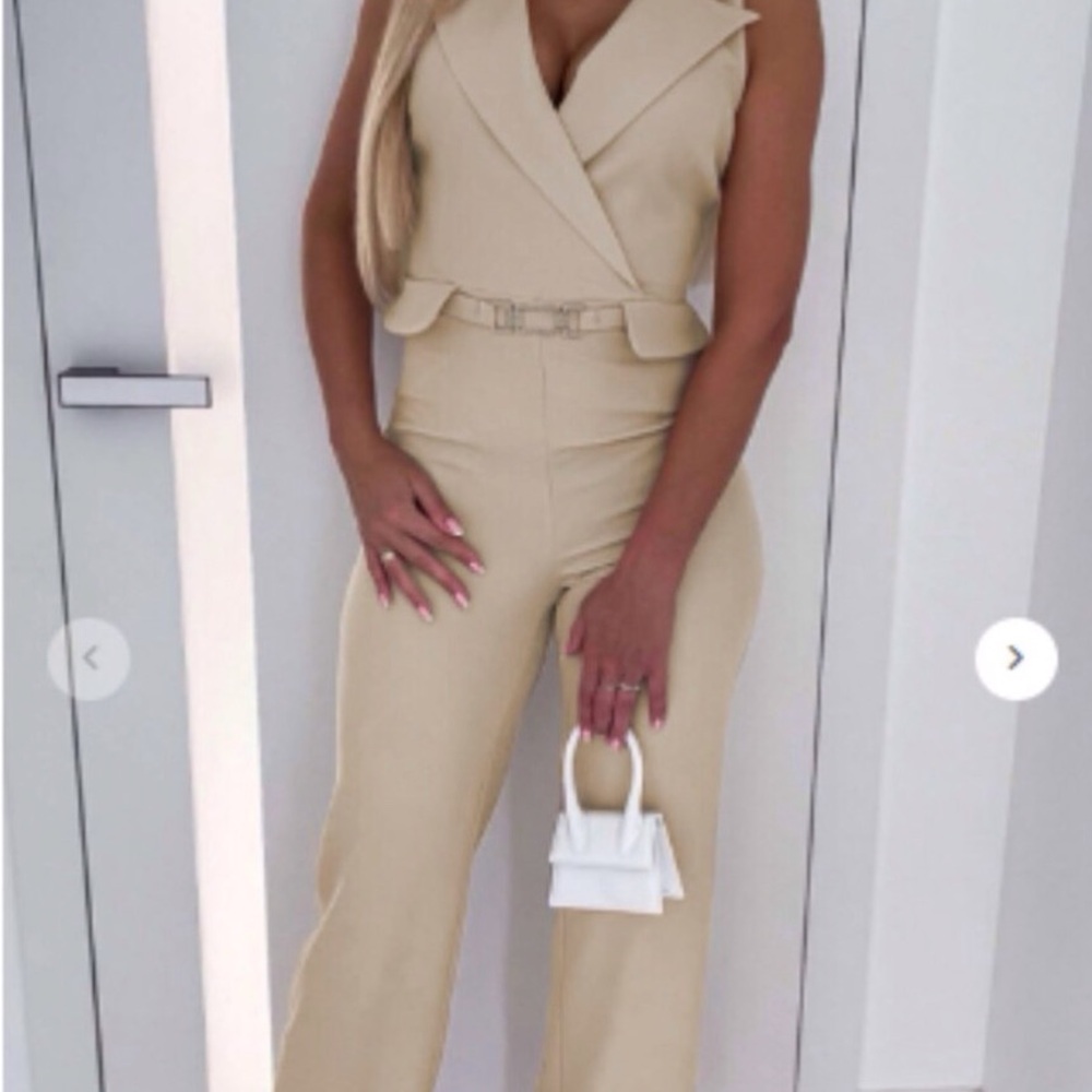 💜NWOT💜 SLEEVELESS HIGH WAIST CREAM JUMPSUIT W/FAUX GOLD BELT UNBRANDED Sz M 8-10 - Picture 2 of 9